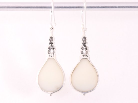 Traditionele bewerkte zilveren oorbellen met parelmoer afbeelding 3