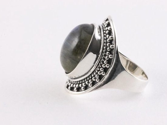 Bewerkte zilveren ring met labradoriet afbeelding 3