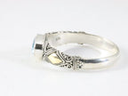 Traditionele bewerkte zilveren ring met blauwe topaas en 18k gouden decoraties afbeelding 2