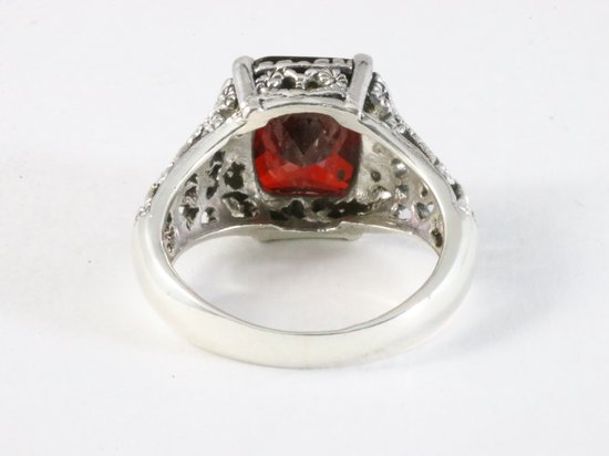 Bewerkte zilveren ring met granaat afbeelding 3