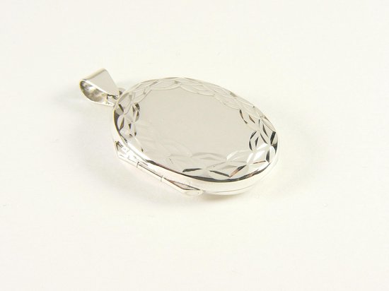 Ovaal bewerkt zilveren medaillon afbeelding 2