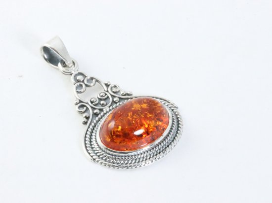 Bewerkte zilveren hanger met amber afbeelding 2