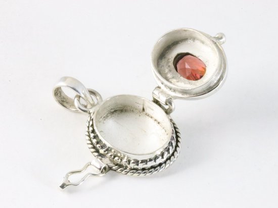 Traditioneel bewerkt zilveren medaillon met granaat afbeelding 5