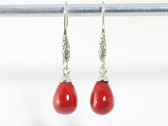 Bewerkte zilveren oorbellen met rode koraal steen afbeelding 3
