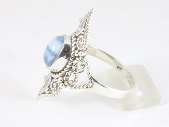 Opengewerkte zilveren ring met blauwe opaal afbeelding 2