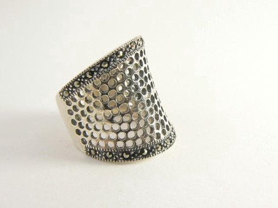 Zware opengewerkte zilveren ring met marcasiet afbeelding 1