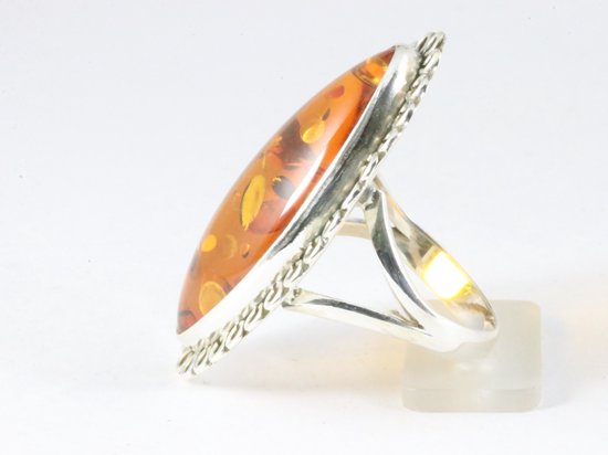Langwerpige bewerkte zilveren ring met amber afbeelding 2