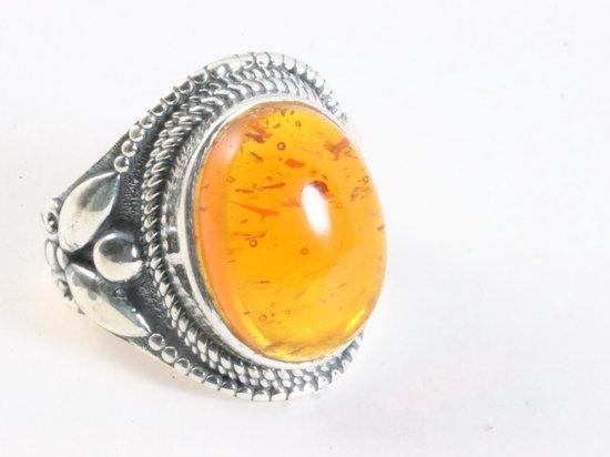 Zware bewerkte zilveren ring met amber afbeelding 1