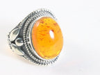 Zware bewerkte zilveren ring met amber afbeelding 1