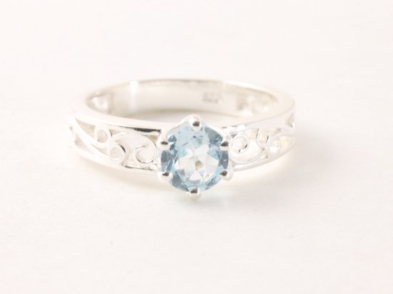 Fijne opengewerkte zilveren ring met blauwe topaas afbeelding 4