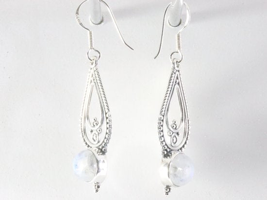 Lange opengewerkte zilveren oorbellen met regenboog maansteen afbeelding 2