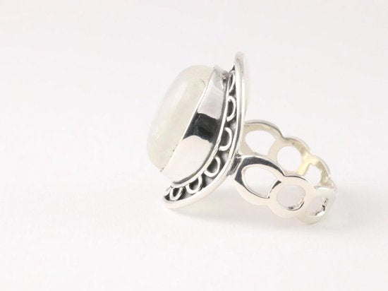 Bewerkte zilveren ring met regenboog maansteen afbeelding 3