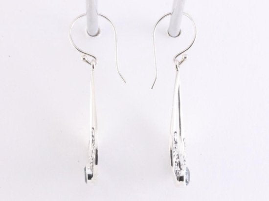 Opengewerkte zilveren oorbellen met blauwe topaas afbeelding 2