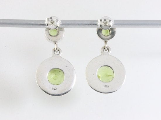 Ronde bewerkte zilveren oorstekers met peridoot afbeelding 3