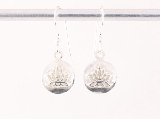 Fijne ronde zilveren oorbellen met lotus bloem afbeelding 4