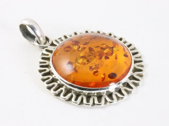 Ronde bewerkte zilveren hanger met amber afbeelding 2