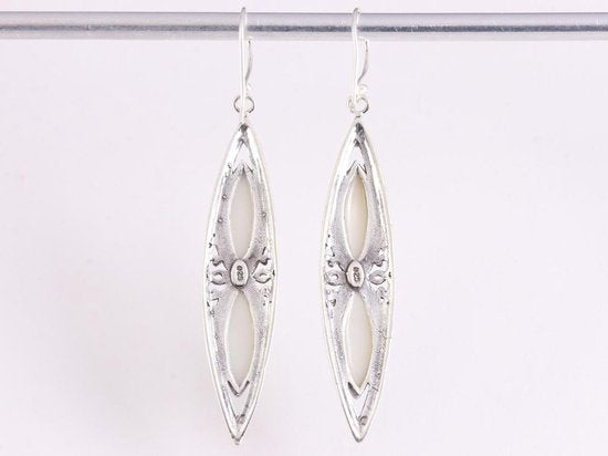 Lange bewerkte zilveren oorbellen met parelmoer afbeelding 3