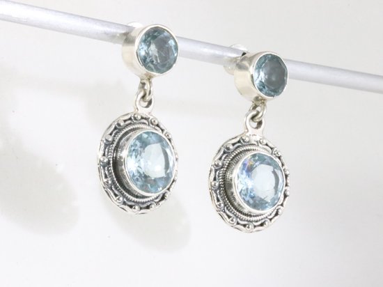 Ronde bewerkte zilveren oorstekers met blauwe topaas afbeelding 2