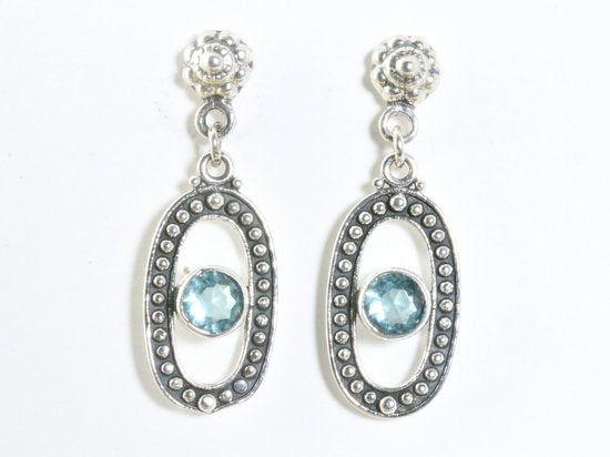 Fijne opengewerkte zilveren oorstekers met blauwe topaas afbeelding 1