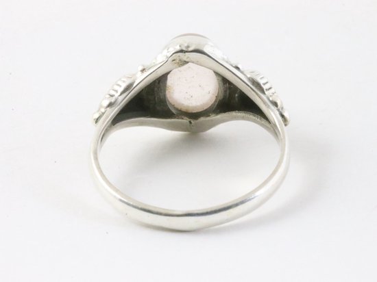 Bewerkte zilveren ring met regenboog maansteen afbeelding 3