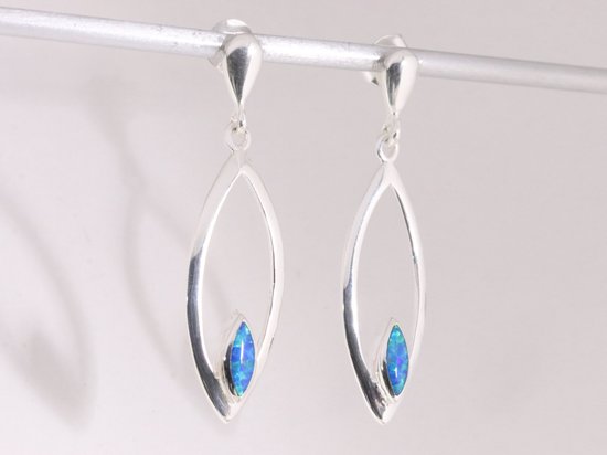 Opengewerkte zilveren oorstekers met Australische opaal afbeelding 2