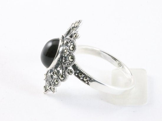 Opengewerkte zilveren ring met onyx en marcasiet afbeelding 2