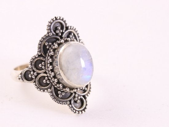 Bewerkte zilveren ring met regenboog maansteen afbeelding 1