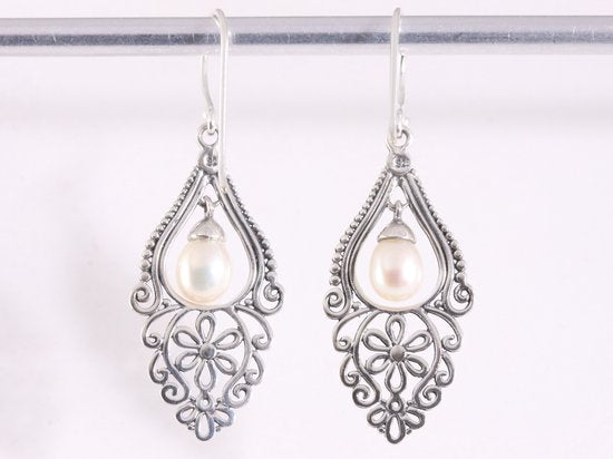 Opengewerkte zilveren oorbellen met witte zoetwater parel afbeelding 3
