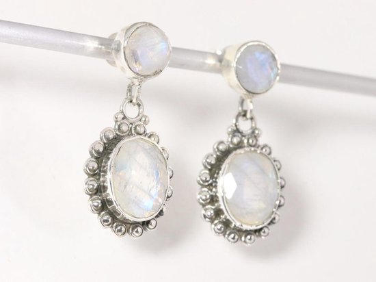 Bewerkte zilveren oorstekers met regenboog maansteen afbeelding 2