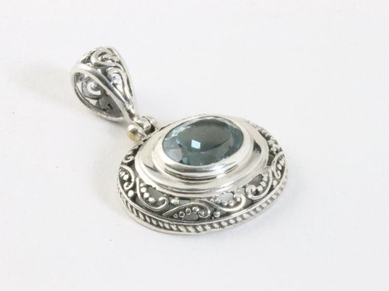 Traditionele bewerkte zilveren hanger met blauwe topaas aan ketting afbeelding 2