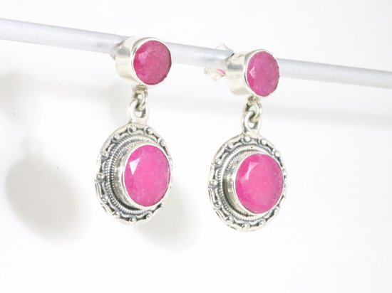 Ronde bewerkte zilveren oorstekers met robijn afbeelding 2