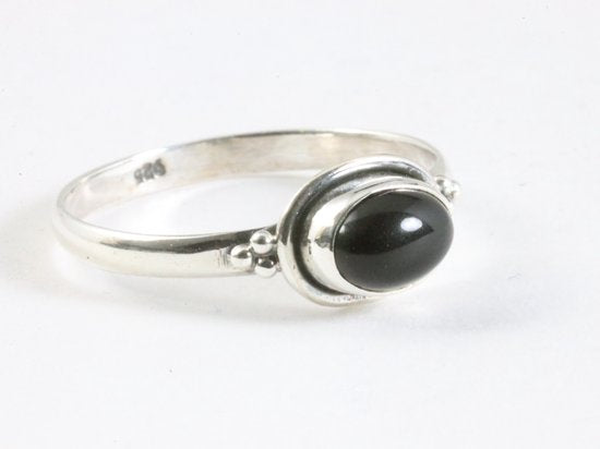 Fijne bewerkte zilveren ring met onyx afbeelding 1