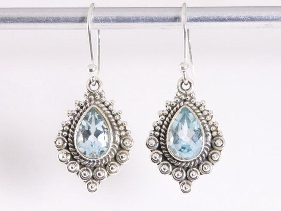 Bewerkte zilveren oorbellen met blauwe topaas afbeelding 4