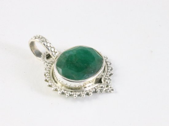 Fijne bewerkte zilveren hanger met smaragd aan ketting afbeelding 2