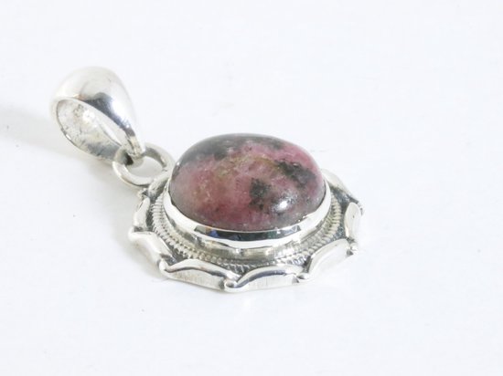 Ronde bewerkte zilveren hanger met rhodoniet afbeelding 2