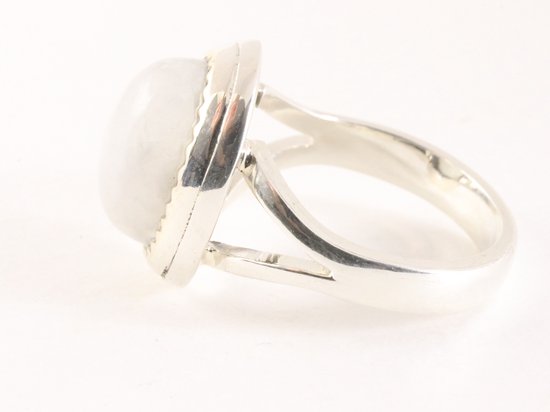 Bewerkte zilveren ring met regenboog maansteen afbeelding 2