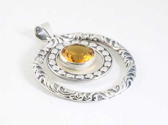 Traditionele bewerkte zilveren hanger met citrien aan vossenstaart ketting afbeelding 2