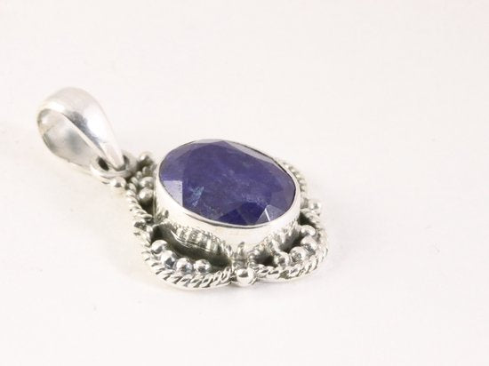 Bewerkte zilveren hanger met blauwe saffier aan ketting afbeelding 2