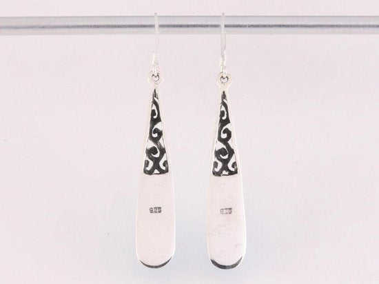 Lange opengewerkte zilveren oorbellen met lichtblauwe schelp afbeelding 3