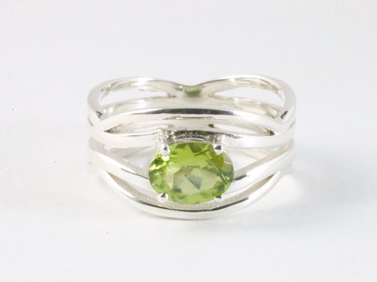 Opengewerkte zilveren ring met peridoot afbeelding 4