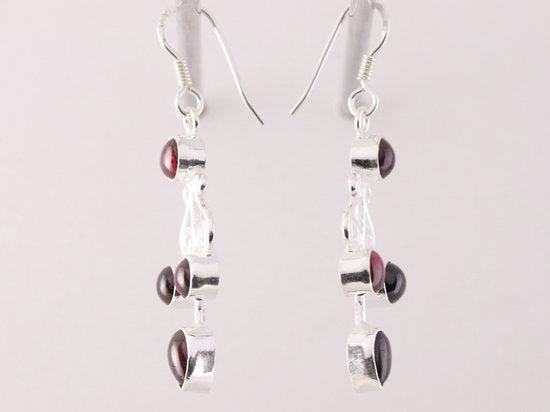 Lange zilveren oorbellen met granaat afbeelding 2