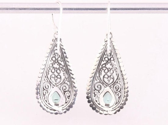 Opengewerkte zilveren oorbellen met groene topaas afbeelding 3