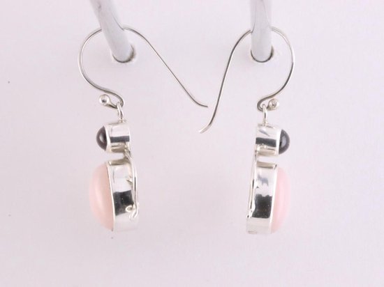 Fijne bewerkte zilveren oorbellen met roze opaal en granaat afbeelding 2