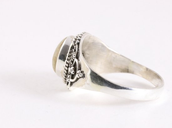 Bewerkte zilveren ring met zoetwater parel afbeelding 2