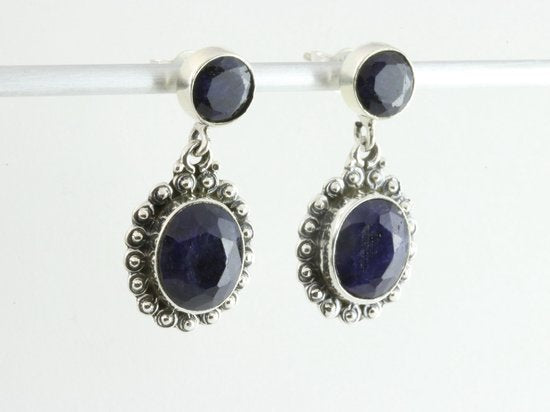 Bewerkte zilveren oorstekers met blauwe saffier afbeelding 2