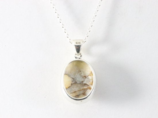 Ovale zilveren hanger met calciet aan ketting afbeelding 3