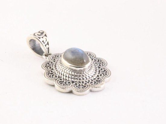 Bewerkte zilveren hanger met labradoriet afbeelding 2