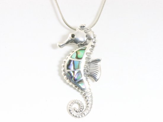 Zilveren zeepaardje met abalone schelp aan ketting afbeelding 4