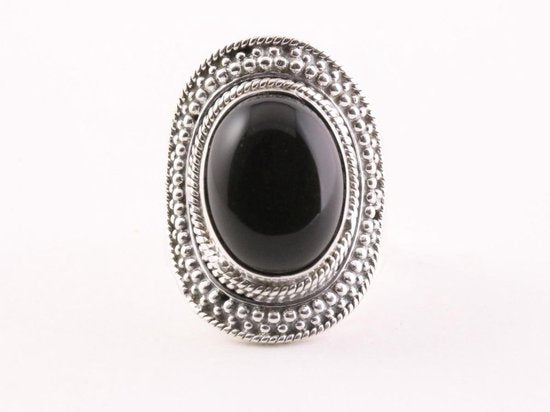 Bewerkte zilveren ring met onyx afbeelding 4