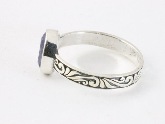 Fijne bewerkte zilveren ring met blauwe saffier afbeelding 2